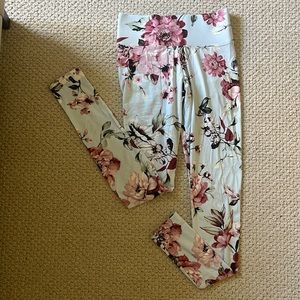 Cute Booty, Mauve Booty Scrunch Floral leggings Size Small S/M